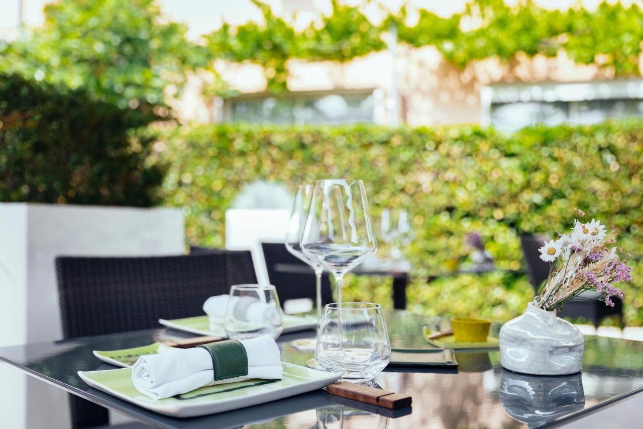 Le Carre D'Alethius Logis Hotel Restaurant Charmes-sur-Rhone 외부 사진